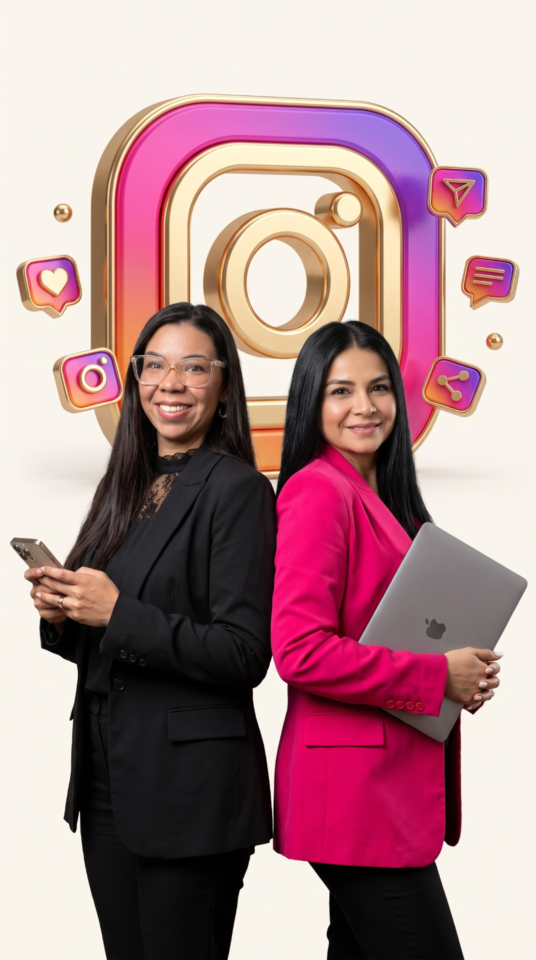 Daniela Silva y Josy Salazar de pie espalda con espalda frente al logo 3D de Instagram, con smartphone y laptop